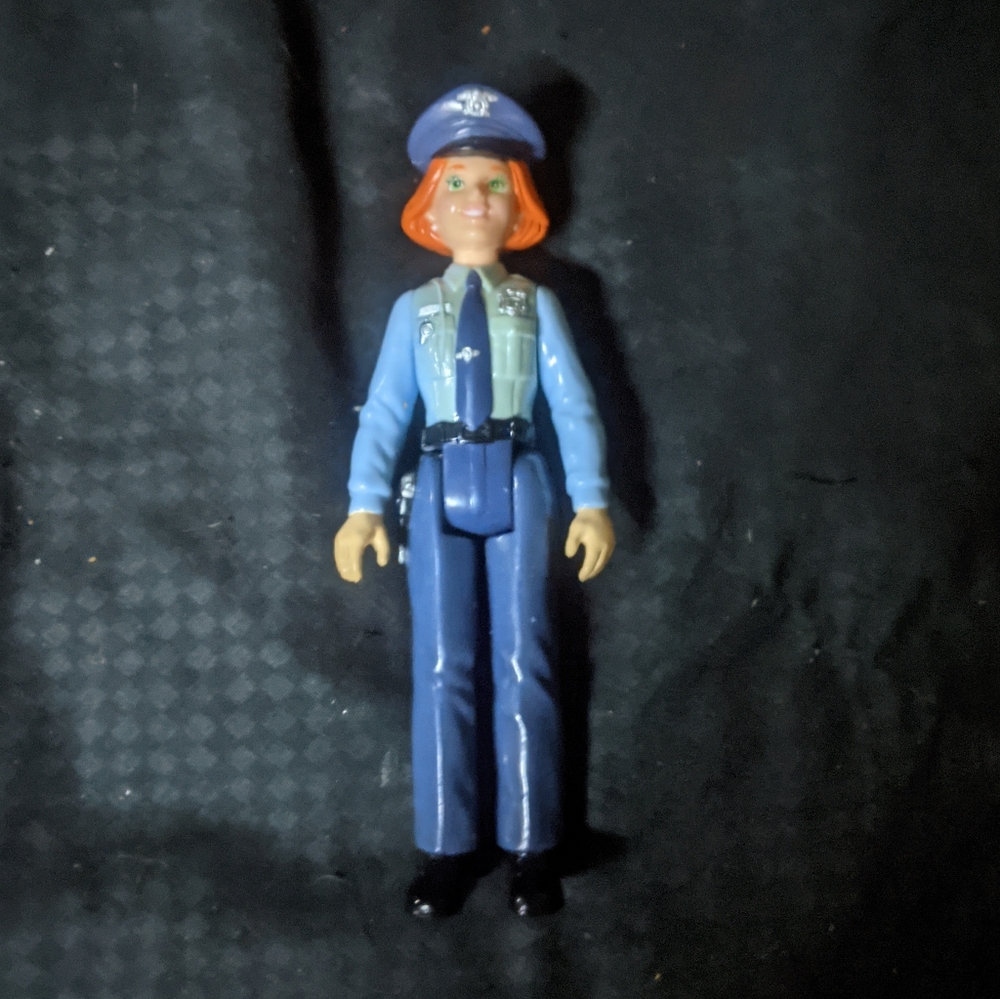 Playskool Dollhouse RED-HEAD POLICE WOMAN LADY WOMAN MOM COP POLICEWOMAN Helper